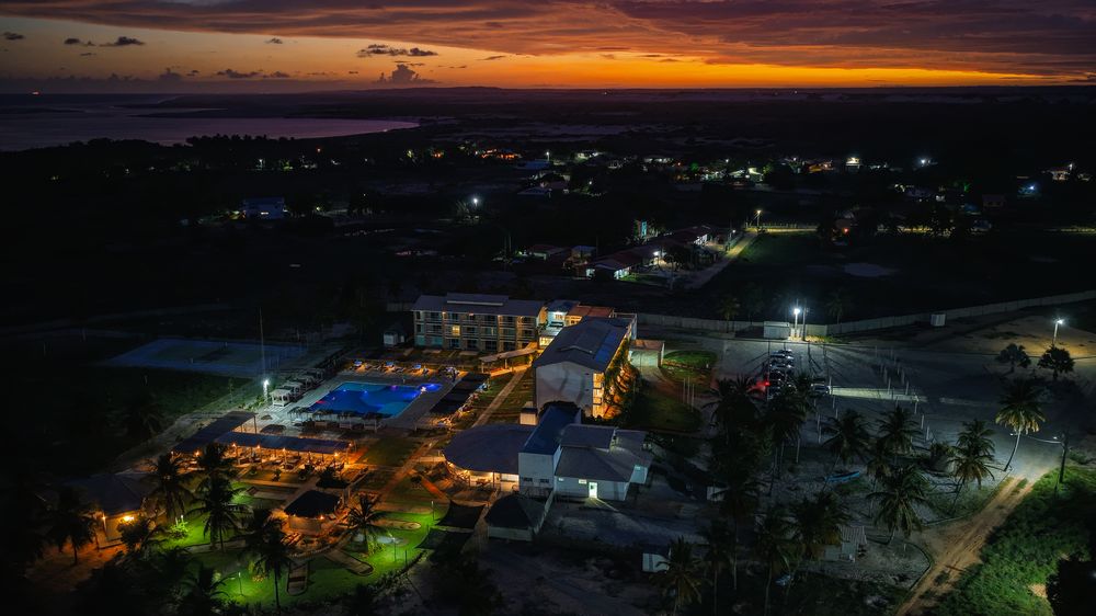 Anoitecer sobre o povoado e o hotel, visto de cima
