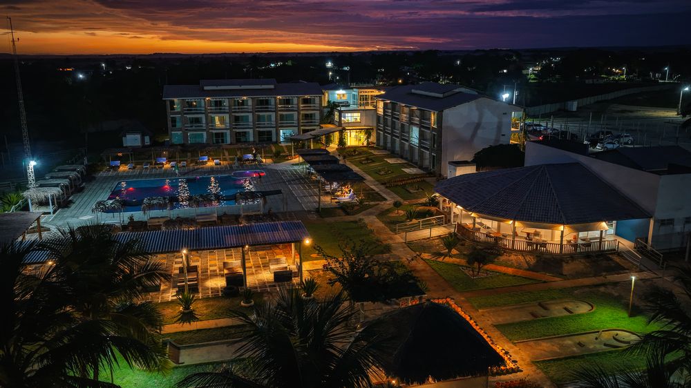 O hotel iluminado à noite, visto de cima