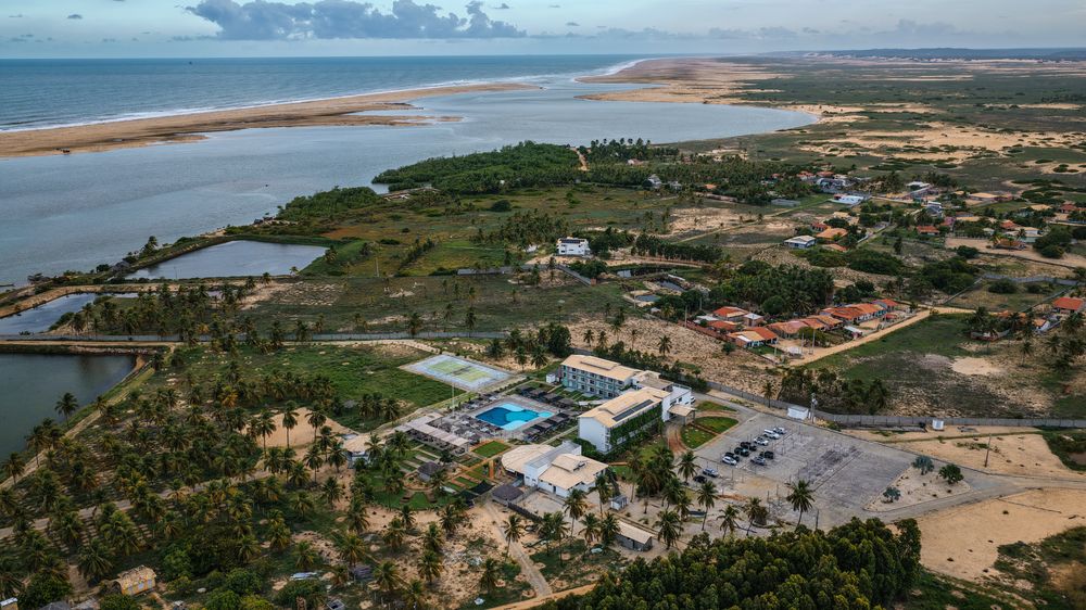 Vista aérea do Ecoprivillege entre o rio e o mar, no litoral norte de Sergipe