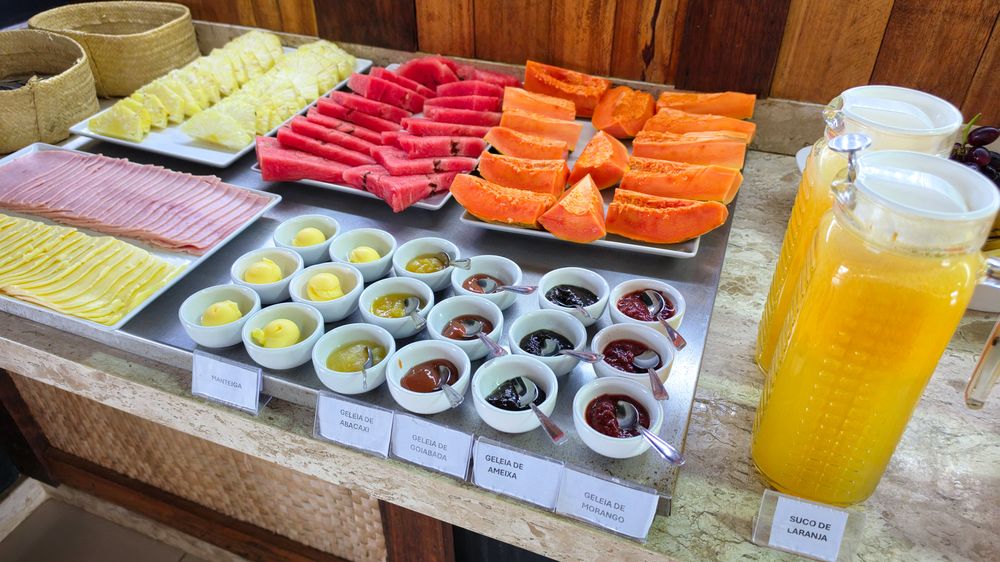 Frutas da estação, melancia e mamão servidos no café da manhã