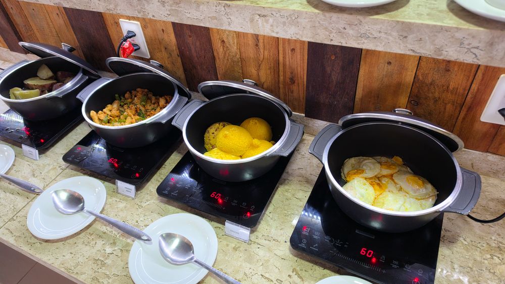 Pratos quentes do café da manhã servidos em panelas